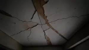 Rysy na stropie teriva