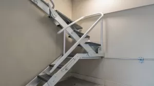 Schody strychowe składane z poręczą