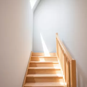 Schody strychowe z poręczą