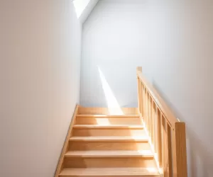 Schody strychowe z poręczą