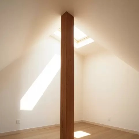 Słup w pokoju na poddaszu