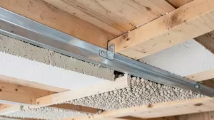 Suchy jastrych na stropie drewnianym