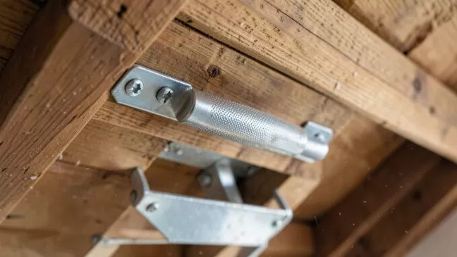 Uchwyt do schodów strychowych