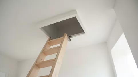 wejście na strych w suficie