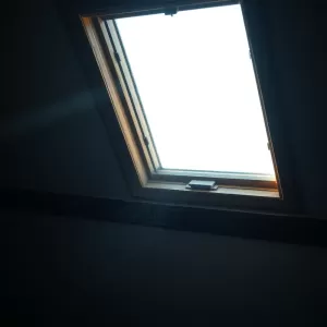 Wieje z okna dachowego
