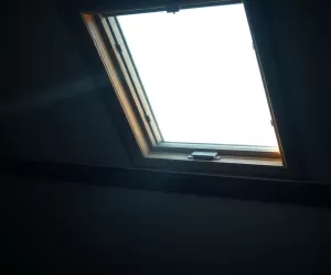 Wieje z okna dachowego