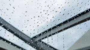 Woda na oknach dachowych