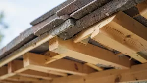 Wypuszczenie dachu na łatach