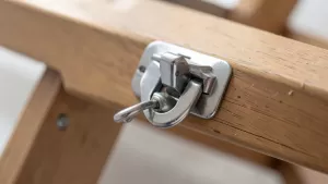 Zatrzask do schodów strychowych